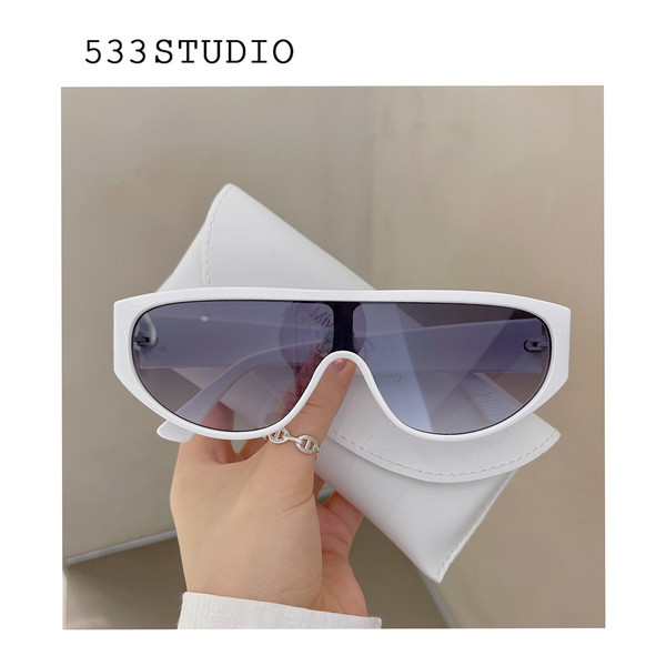 Γυναικεία γυαλιά ηλίου με μη τυποποιημένο σχήμα