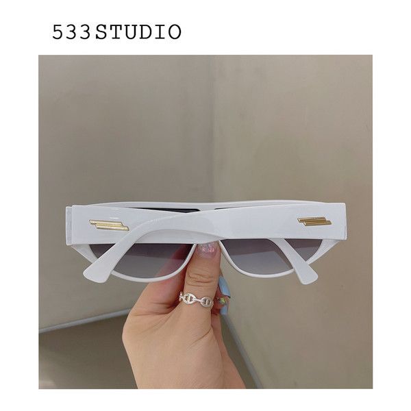 Γυναικεία γυαλιά ηλίου με μη τυποποιημένο σχήμα