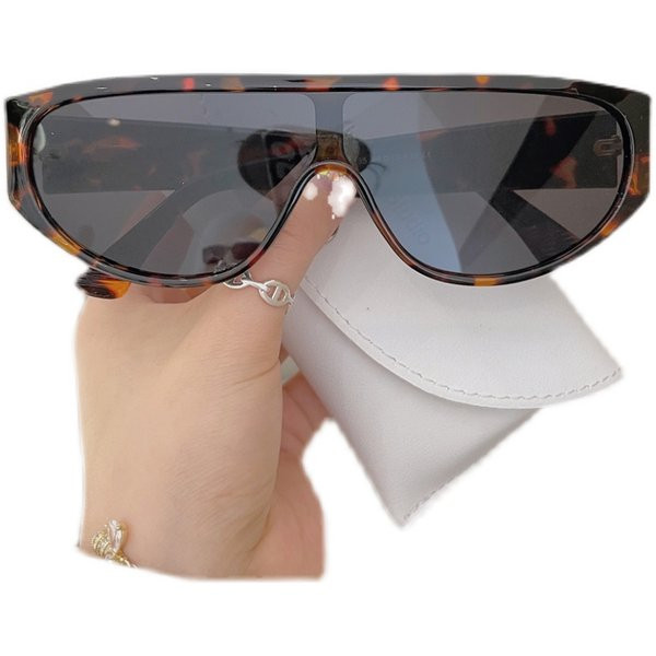Γυναικεία γυαλιά ηλίου με μη τυποποιημένο σχήμα