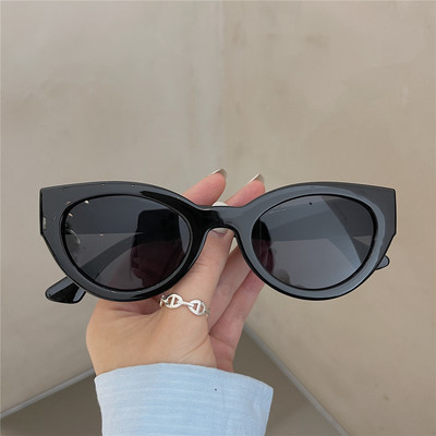 Μοντέρνα γυαλιά με φαρδύ σκελετό για γυναίκες