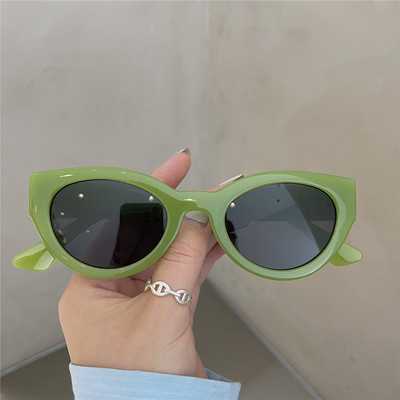 Μοντέρνα γυαλιά με φαρδύ σκελετό για γυναίκες