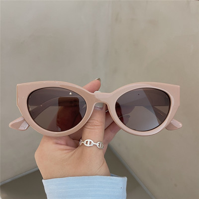 Μοντέρνα γυαλιά με φαρδύ σκελετό για γυναίκες