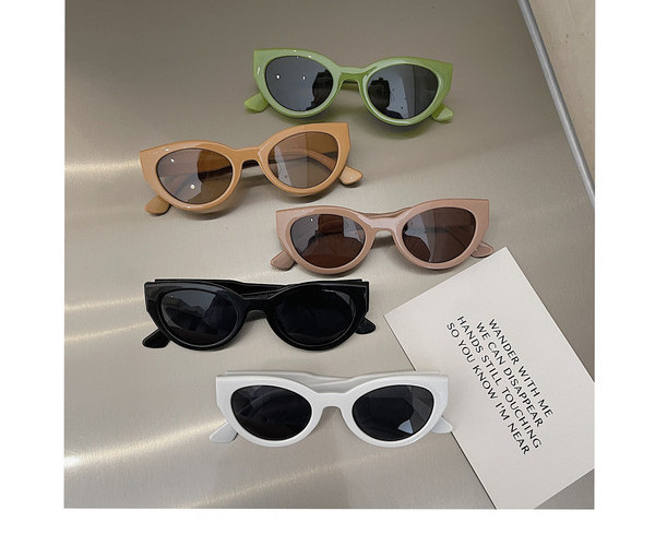 Μοντέρνα γυαλιά με φαρδύ σκελετό για γυναίκες