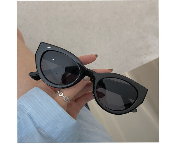 Μοντέρνα γυαλιά με φαρδύ σκελετό για γυναίκες