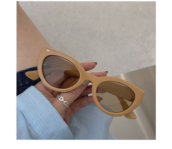 Μοντέρνα γυαλιά με φαρδύ σκελετό για γυναίκες