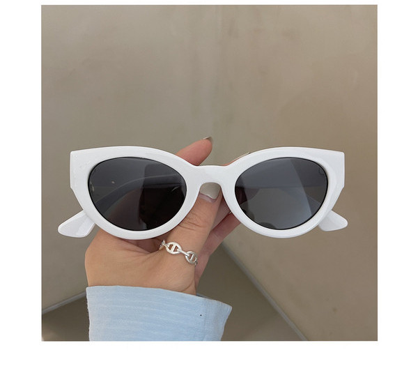 Μοντέρνα γυαλιά με φαρδύ σκελετό για γυναίκες