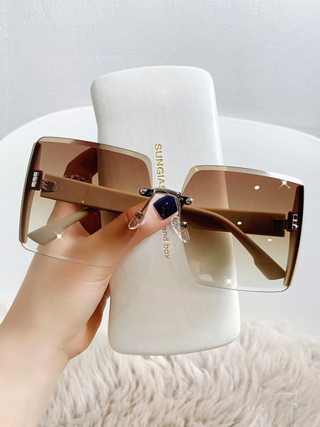 Moodsad ruudukujulised naiste päikeseprillid