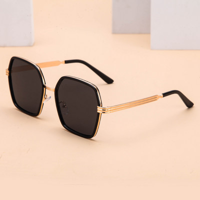 Νέο μοντέλο γυαλιά με προστασία UV και τετράγωνο σχήμα