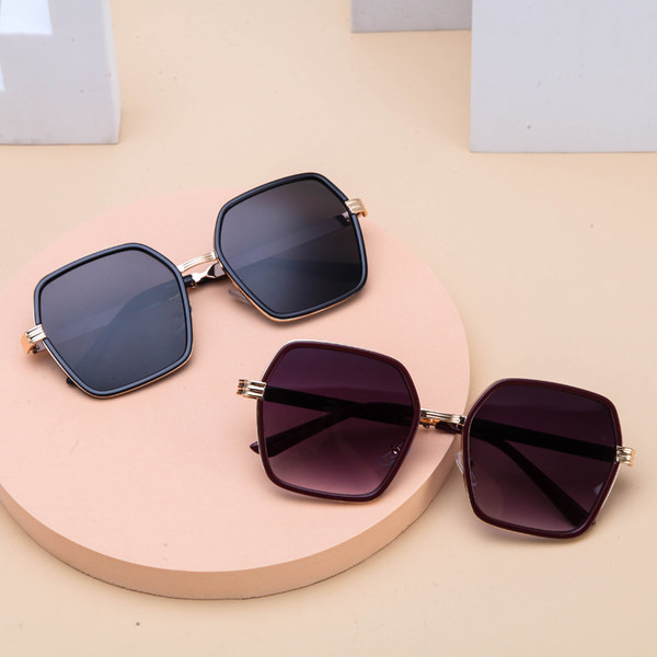 Νέο μοντέλο γυαλιά με προστασία UV και τετράγωνο σχήμα