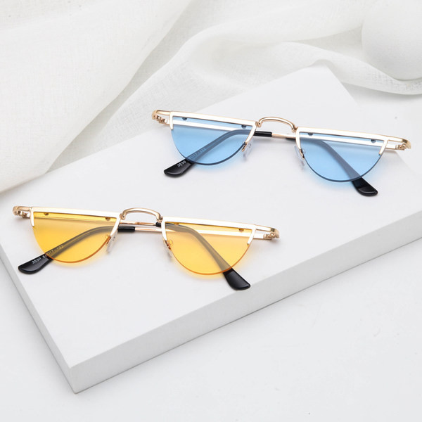 Modernūs moteriški akiniai nuo saulės – retro stiliaus