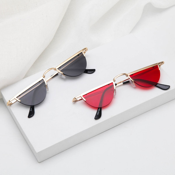 Modernūs moteriški akiniai nuo saulės – retro stiliaus