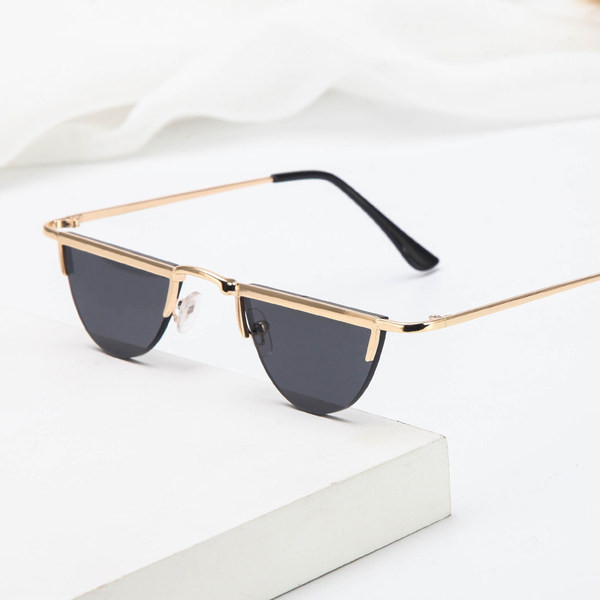 Modernūs moteriški akiniai nuo saulės – retro stiliaus