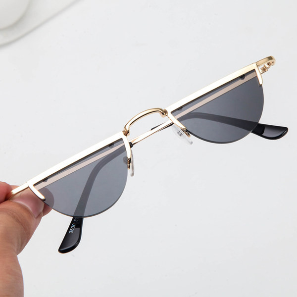 Modernūs moteriški akiniai nuo saulės – retro stiliaus