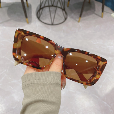 Ženske naočale u retro stilu s pravokutnim okvirom