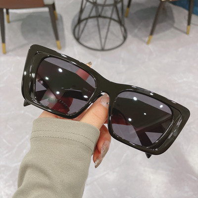 Ženske naočale u retro stilu s pravokutnim okvirom