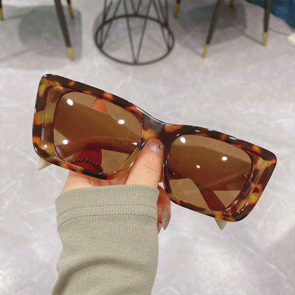 Ženske naočale u retro stilu s pravokutnim okvirom