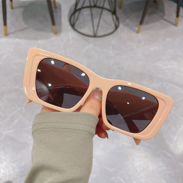 Ženske naočale u retro stilu s pravokutnim okvirom