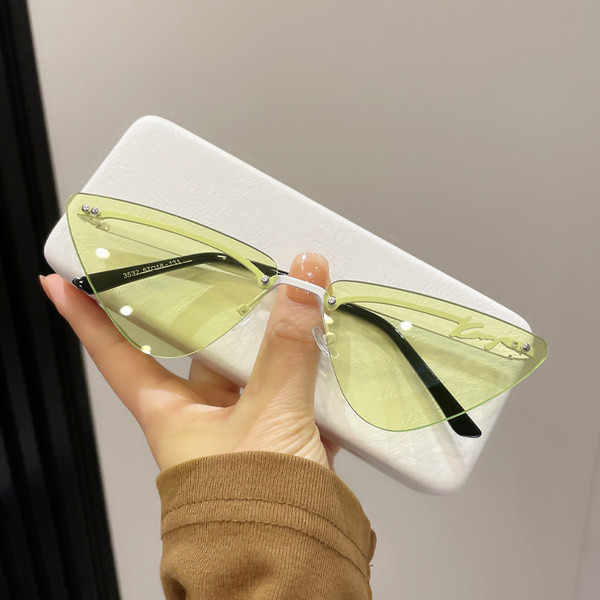 UV-kaitsega ja õhukeste raamidega naiste päikeseprillid