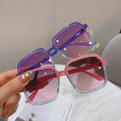 Moodsad ruudukujulised klaasid mitmes värvitoonis