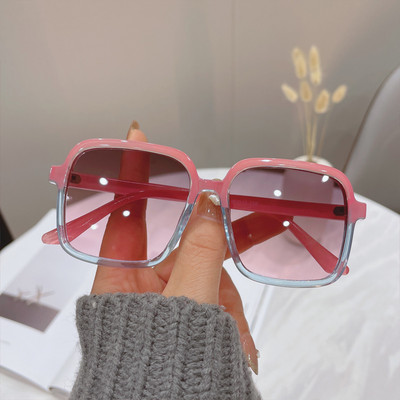 Moodsad ruudukujulised klaasid mitmes värvitoonis