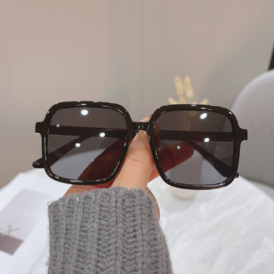 Moodsad ruudukujulised klaasid mitmes värvitoonis