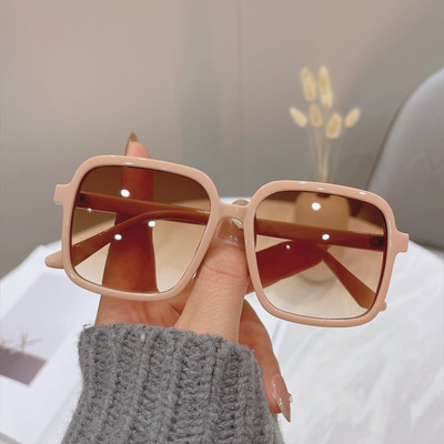 Moodsad ruudukujulised klaasid mitmes värvitoonis