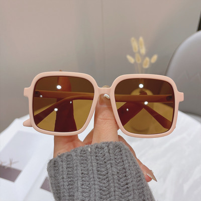 Moodsad ruudukujulised klaasid mitmes värvitoonis