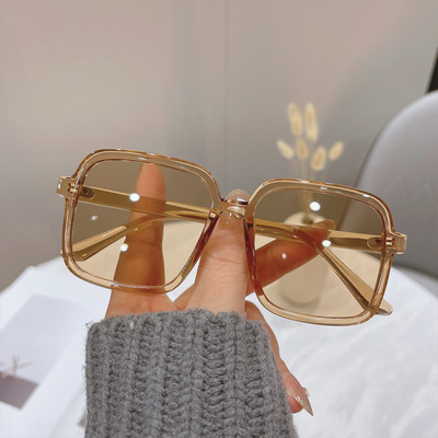 Moodsad ruudukujulised klaasid mitmes värvitoonis