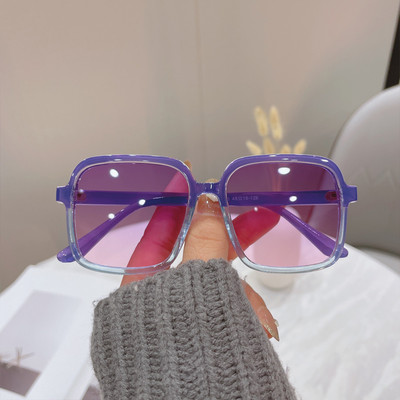 Moodsad ruudukujulised klaasid mitmes värvitoonis