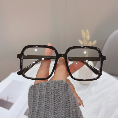 Moodsad ruudukujulised klaasid mitmes värvitoonis