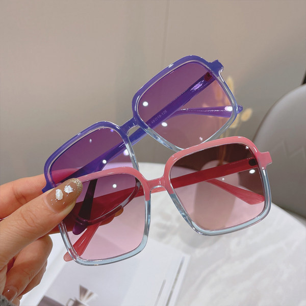 Moodsad ruudukujulised klaasid mitmes värvitoonis