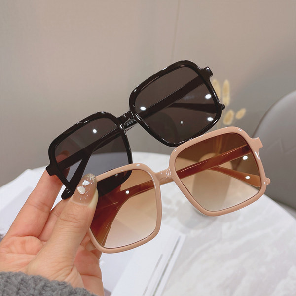 Moodsad ruudukujulised klaasid mitmes värvitoonis