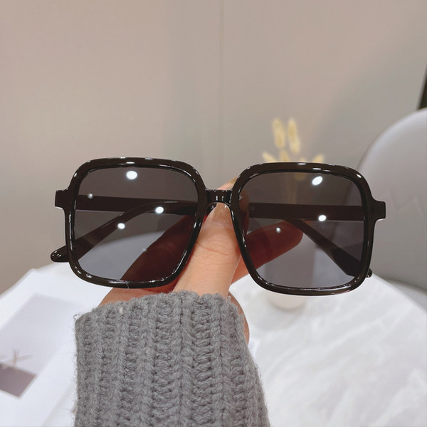 Moodsad ruudukujulised klaasid mitmes värvitoonis