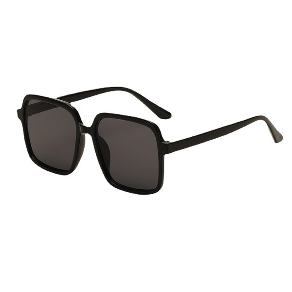 Moodsad ruudukujulised klaasid mitmes värvitoonis