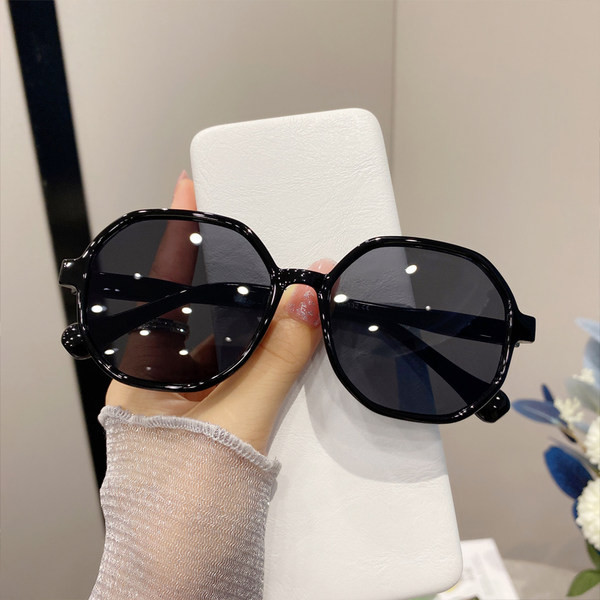 Naujo modelio akiniai nuo saulės moterims - retro stiliaus