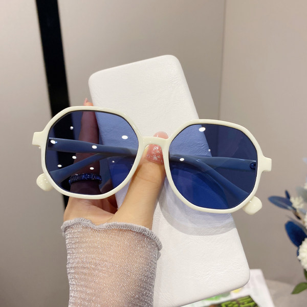 Naujo modelio akiniai nuo saulės moterims - retro stiliaus