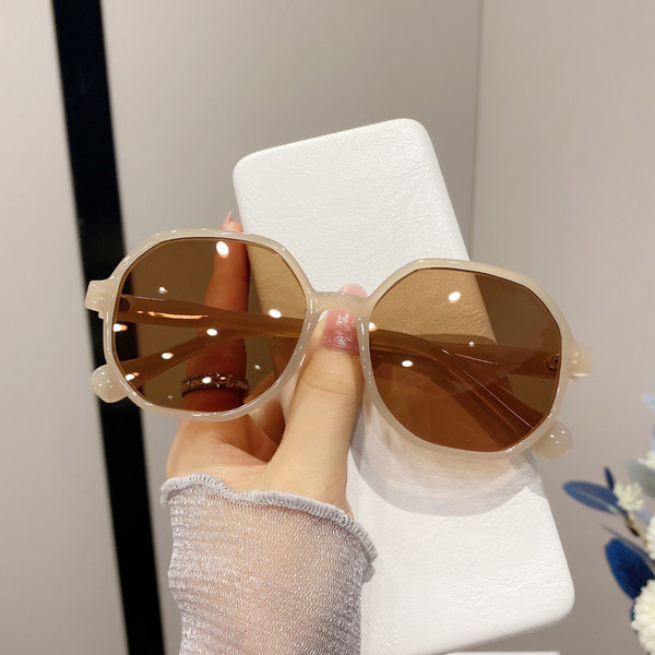 Naujo modelio akiniai nuo saulės moterims - retro stiliaus