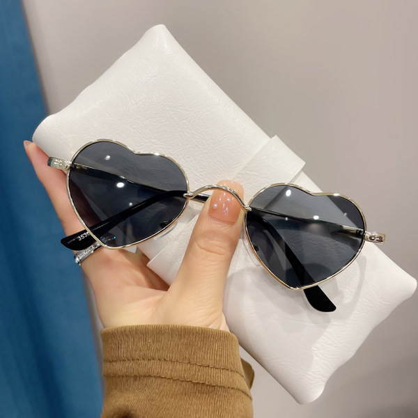 Naiste moodsad mitmes värvitoonis südamekujulised prillid