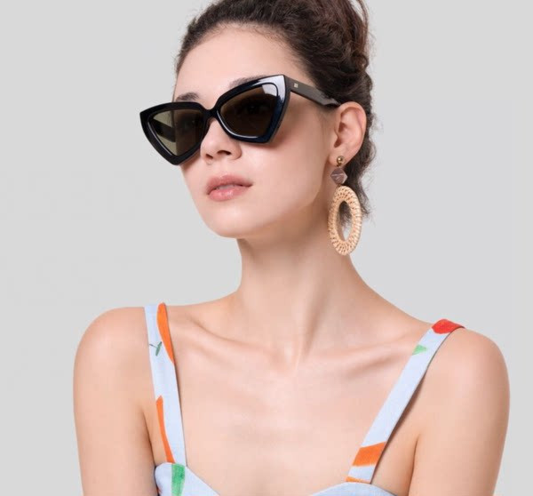 UV-kaitsega naiste päikeseprillid mitmes värvitoonis