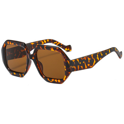 Laiade raamidega naiste kandilised prillid