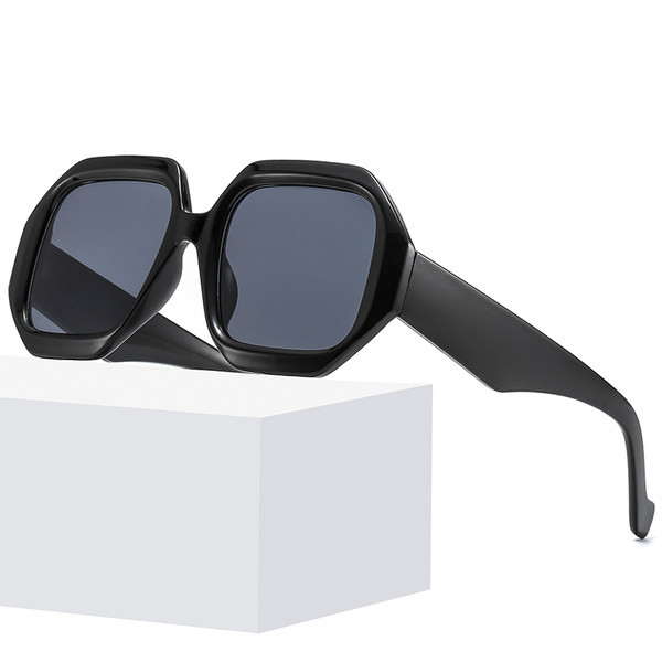 Laiade raamidega naiste kandilised prillid