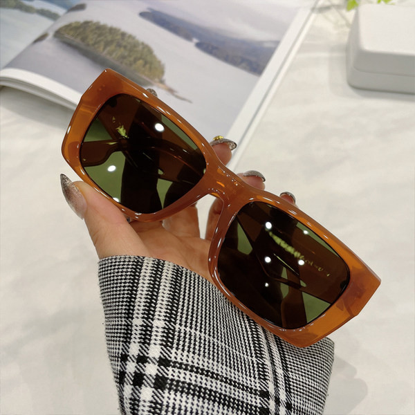 Ορθογώνια γυναικεία γυαλιά ηλίου