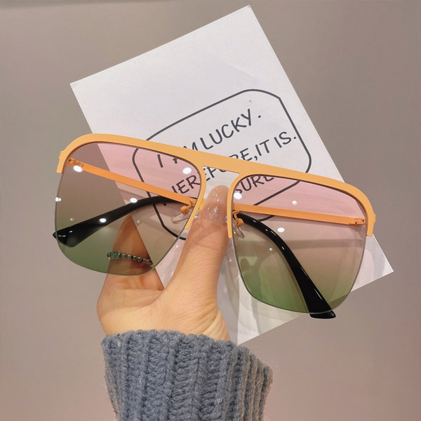 Naiste retrostiilis suurte klaasidega prillid