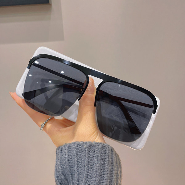 Naiste retrostiilis suurte klaasidega prillid