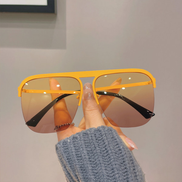 Naiste retrostiilis suurte klaasidega prillid