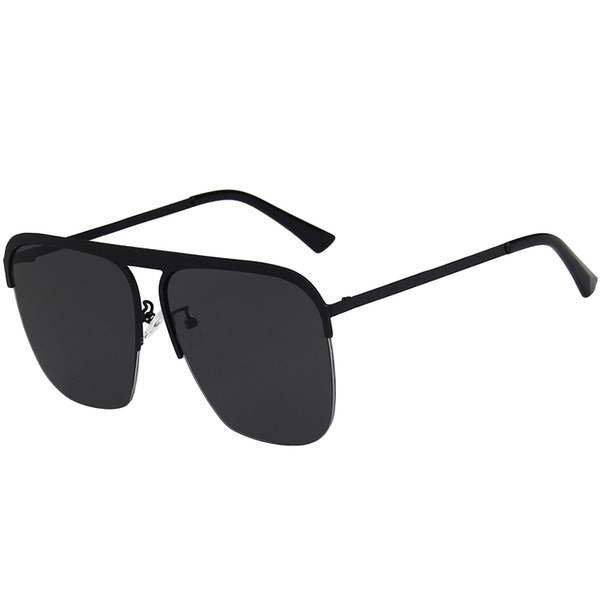 Naiste retrostiilis suurte klaasidega prillid