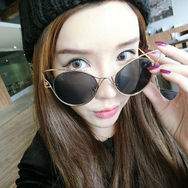 Ženske sunčane naočale s okruglim staklima i tankim metalnim okvirom
