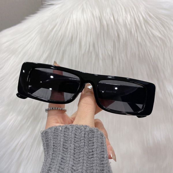 Naiste moodsad ristkülikukujulise kujuga ja laiade plastikraamidega prillid