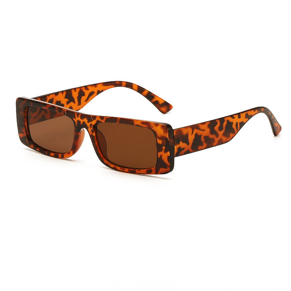 Naiste moodsad ristkülikukujulise kujuga ja laiade plastikraamidega prillid