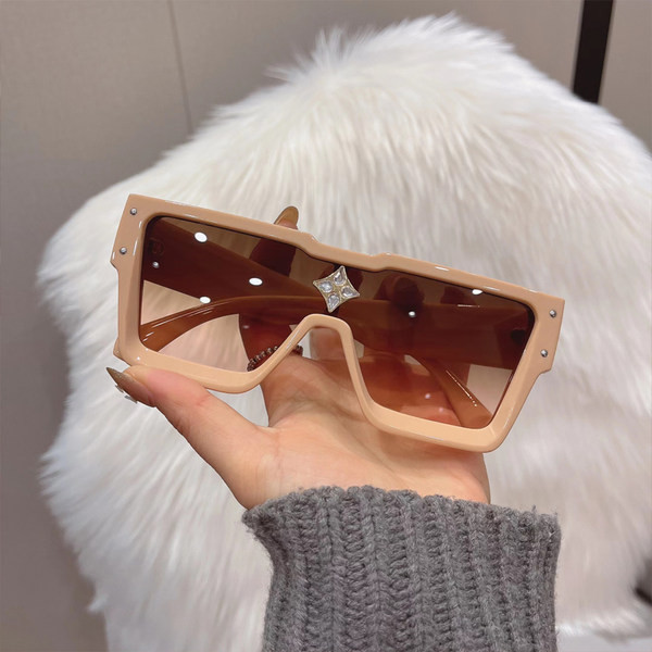 Moodsad naiste päikeseprillid mitmes värvitoonis